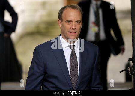 Londres, Grande-Bretagne. 29 avril 2020. Le Secrétaire britannique aux affaires étrangères Dominic Raab arrive au 10 Downing Street pour la réunion du comité COVID-19 à Londres, Grande-Bretagne, le 29 avril 2020. Au total, 26 097 patients sont morts dans les hôpitaux, les foyers de soins et la communauté en général après avoir testé des coronavirus positifs en Grande-Bretagne mardi après-midi, a déclaré le secrétaire aux Affaires étrangères Dominic Raab mercredi. C'est la première fois que les chiffres du gouvernement comprennent les décès dans les foyers de soins et dans la collectivité, en plus de ceux dans les hôpitaux. Crédit: Tim Irlande/Xinhua/Alay Live News Banque D'Images