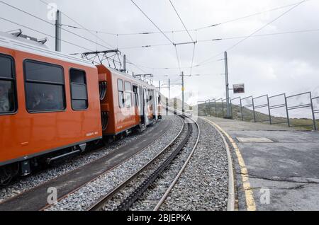 Chemin de fer électrique Gornergrat à la gare de Rotenboden, le jour d'été nuageux en Suisse Banque D'Images