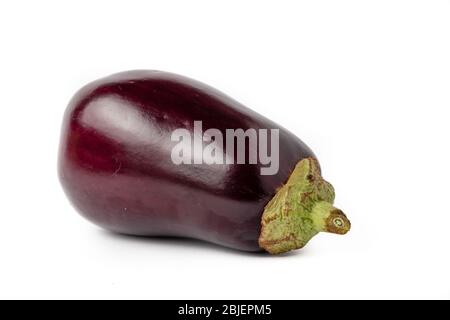 Aubergines entières et violettes isolées sur fond blanc Banque D'Images