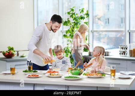 Happy Family having breakfast at home Banque D'Images