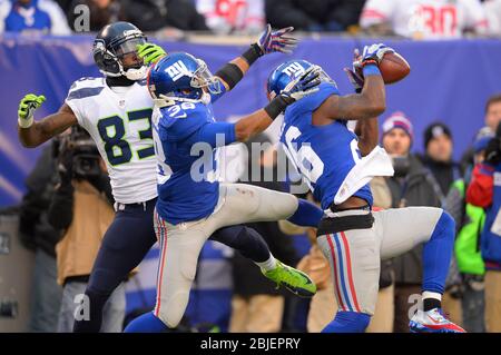 15 décembre 2013 : New York Giants forte sécurité Antrel Rolle (26) intercepte un laissez-passer destiné au grand récepteur Ricardo Lockette (83) Seahawks de Seattle Banque D'Images