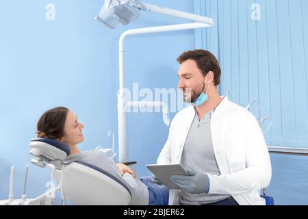 Jeune femme visitant le dentiste à la clinique Banque D'Images