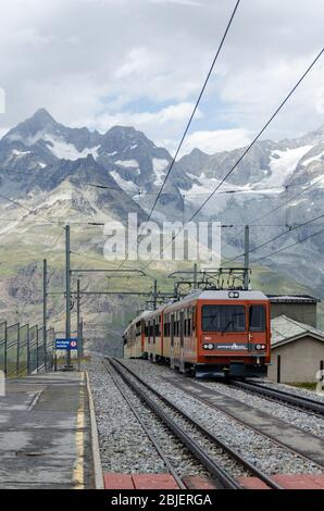 Chemin de fer électrique Gornergrat à la gare de Rotenboden, le jour d'été nuageux en Suisse Banque D'Images