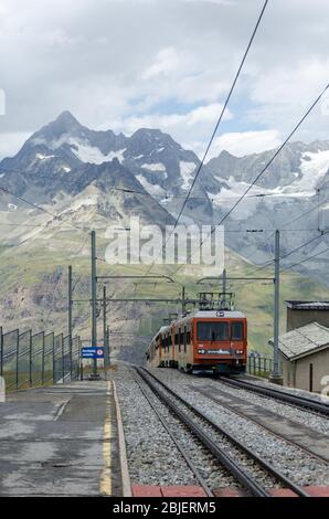 Chemin de fer électrique Gornergrat à la gare de Rotenboden, le jour d'été nuageux en Suisse Banque D'Images