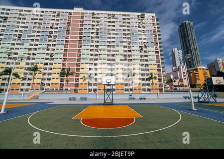 Terrain de basket-ball et bâtiments colorés dans le quartier résidentiel de Hong Kong Banque D'Images