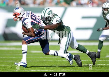20 octobre 2013 : le grand récepteur Kenbrell Thompkins (85) des Patriots de la Nouvelle-Angleterre est repris par les jets de New York à l'intérieur du linebacker DeMario Davis (56) durin Banque D'Images