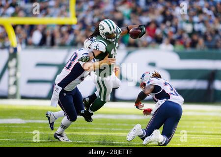 20 octobre 2013: Josh Cribbs, grand récepteur des jets de New York (16), porte le ballon sur un retour punt comme Patriots de Nouvelle-Angleterre long vivaner Danny Aiken (48) Banque D'Images