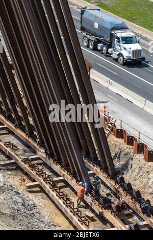 Detroit, Michigan - des pieux d'acier sont conduits dans le sol pour soutenir un pont remplacé par l'Interstate 94. Banque D'Images