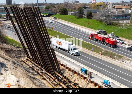 Detroit, Michigan - des pieux d'acier sont conduits dans le sol pour soutenir un pont remplacé par l'Interstate 94. Banque D'Images