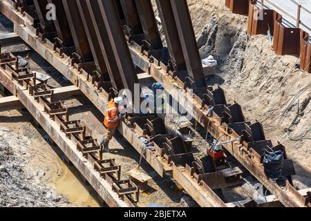 Detroit, Michigan - des pieux d'acier sont conduits dans le sol pour soutenir un pont remplacé par l'Interstate 94. Banque D'Images