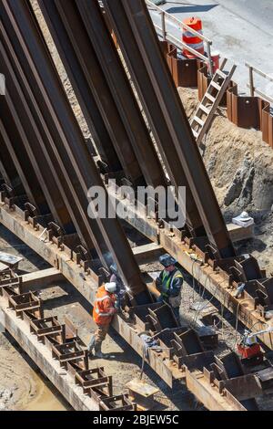 Detroit, Michigan - des pieux d'acier sont conduits dans le sol pour soutenir un pont remplacé par l'Interstate 94. Banque D'Images