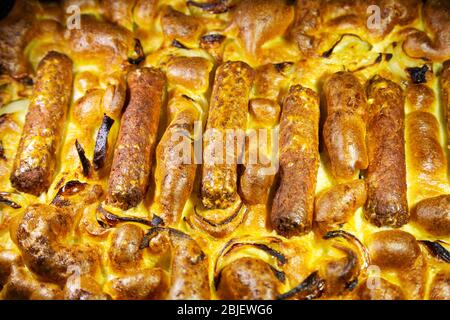 Crapaud végétarien maison dans le trou. Le plat est composé de saucisses et de pâte végétariennes. Banque D'Images
