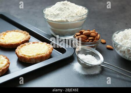 Plaque de cuisson avec de délicieux tartes croustillantes sur la table Banque D'Images