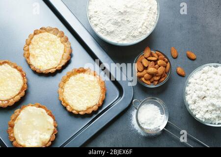 Plaque de cuisson avec de délicieux tartes croustillantes sur la table Banque D'Images