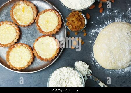 Plateau en métal avec de délicieux tartes croustillantes sur la table Banque D'Images