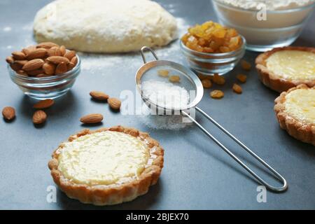 Délicieux tartes croustillantes avec amandes et raisins secs sur table Banque D'Images