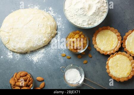 Délicieux tartes croustillantes avec amandes et raisins secs sur table Banque D'Images