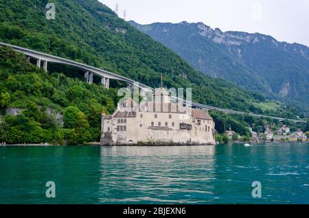 Vue extérieure du château de Chillon et du viaduc de l'autoroute Chillon pendant le bateau de croisière de Villeneuve CGN à VeyTeux, Suisse Banque D'Images