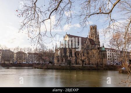 Belle église Johanneskirche am Feuersee à Stutgart, Bade-Wurtemberg, Allemagne en plein soleil en hiver - début printemps Banque D'Images