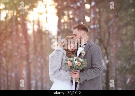 Joyeux mariage couple à l'extérieur le jour d'hiver Banque D'Images