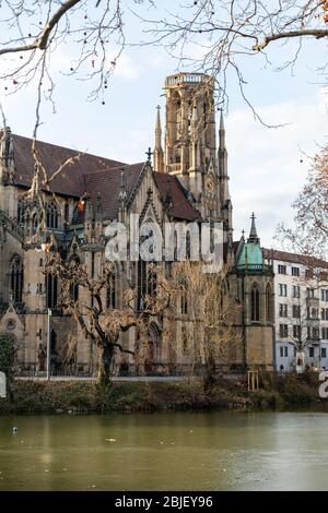 Belle église Johanneskirche am Feuersee à Stutgart, Bade-Wurtemberg, Allemagne en plein soleil en hiver - début printemps Banque D'Images