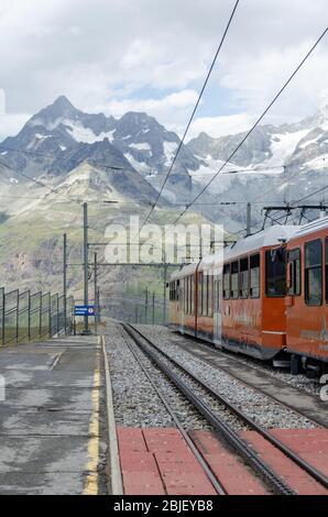 Chemin de fer électrique Gornergrat à la gare de Rotenboden, le jour d'été nuageux en Suisse Banque D'Images