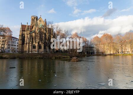 Belle église Johanneskirche am Feuersee à Stutgart, Bade-Wurtemberg, Allemagne en plein soleil en hiver - début printemps Banque D'Images