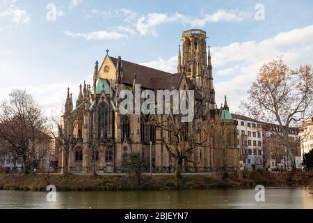 Belle église Johanneskirche am Feuersee à Stutgart, Bade-Wurtemberg, Allemagne en plein soleil en hiver - début printemps Banque D'Images