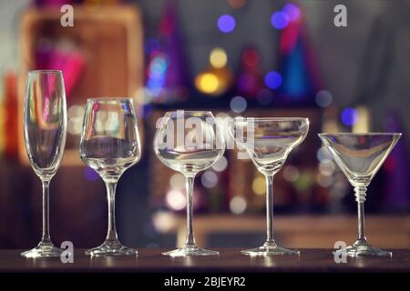 Différents verres sur fond flou Banque D'Images