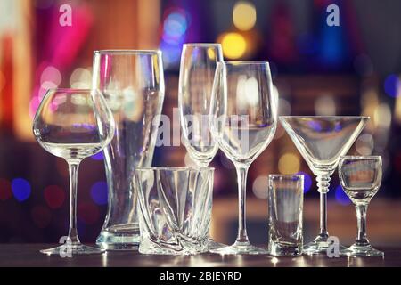 Différents verres sur fond flou Banque D'Images