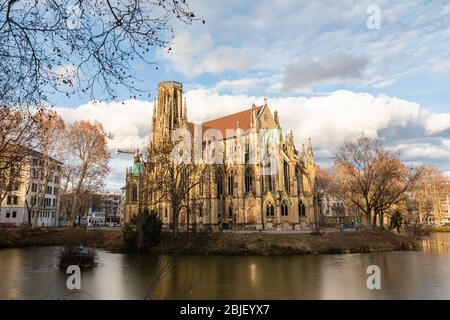 Belle église Johanneskirche am Feuersee à Stutgart, Bade-Wurtemberg, Allemagne en plein soleil en hiver - début printemps Banque D'Images