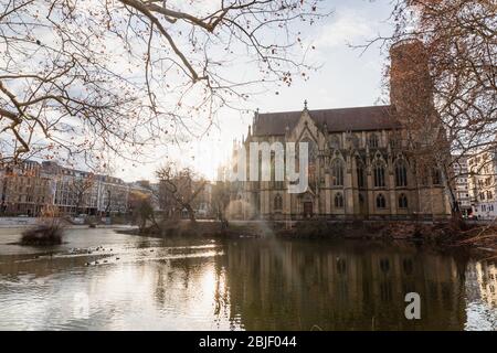 Belle église Johanneskirche am Feuersee à Stutgart, Bade-Wurtemberg, Allemagne en plein soleil en hiver - début printemps Banque D'Images