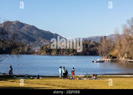 Vue sur le lac Nordaasvannet depuis la plage de Skjoldbukten vers Troldhaugen et la montagne de Loevstakken. Début avril. Bergen, Norvège Banque D'Images