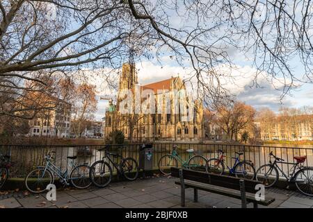 Belle église Johanneskirche am Feuersee à Stutgart, Bade-Wurtemberg, Allemagne en plein soleil en hiver - début printemps Banque D'Images