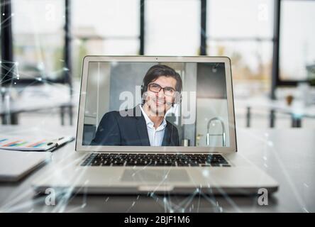 Homme d'affaires travaille à distance avec un vidéocall en raison de la quarantaine du coronavirus covid19. Concept de travail intelligent Banque D'Images