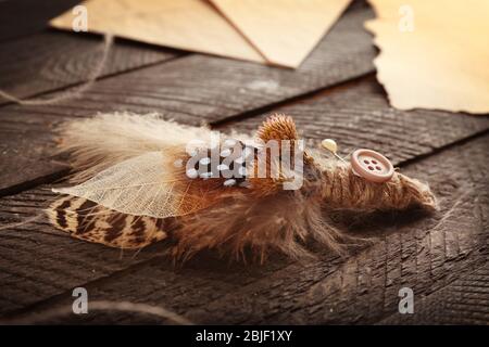 Belle plume boutonniere sur fond de bois Banque D'Images