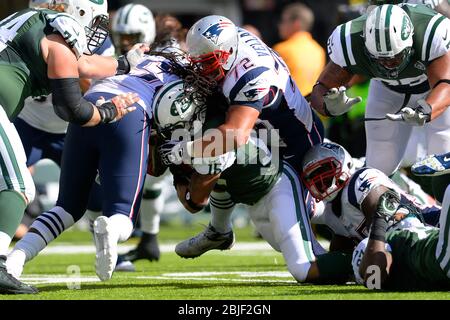 20 octobre 2013: Josh Cribbs, grand récepteur des jets de New York (16), est attaqué par les Patriots de Nouvelle-Angleterre, l'attaque défensive Joe Vellano (72) pendant la première h Banque D'Images