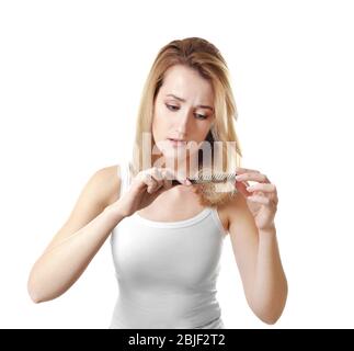 Jeune femme avec problème de perte de cheveux sur fond blanc Banque D'Images