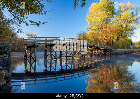 La couleur en automne dans les érables à l'aube sur le Vieux Pont du Nord, Concord, Massachusetts, USA Banque D'Images