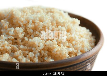 Bol en céramique avec grains de quinoa blanc, bouillis et cuits, bougeée Banque D'Images