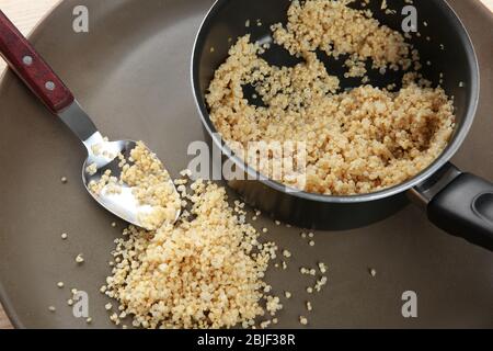 Casserole avec grains de quinoa blanc, bouillis et cuits, bouillie Banque D'Images