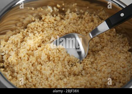 Grains de quinoa blanc biologique bouillis dans une casserole, à proximité Banque D'Images