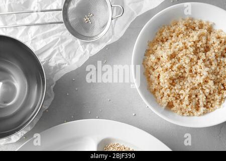 Vue de dessus de la plaque avec des grains de quinoa blanc bouillis et organiques Banque D'Images