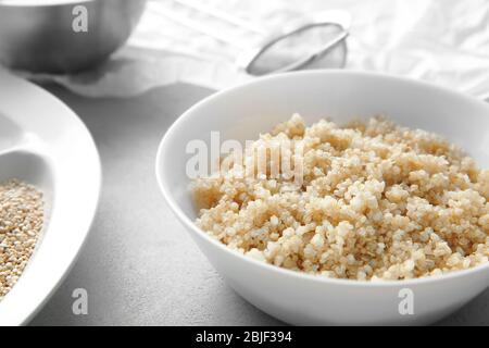 Plaque avec grains de quinoa blanc, bouillis et spotés, closeup Banque D'Images