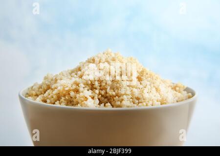 Bol en céramique avec grains de quinoa blanc, bouillis et cuits, bougeée Banque D'Images