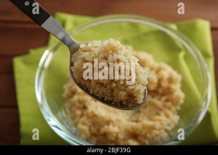 Cuillère avec grains de quinoa blanc, bouillis et organiques, gros plan Banque D'Images