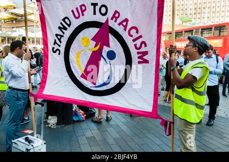 Manifestation contre les « ATTAQUES ACIDES » à l'extérieur de la gare de Stratford dans l'est de Londres. Les manifestants tiennent une bannière « Tand Up to Racism » Banque D'Images