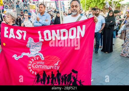 Manifestation contre les « ATTAQUES ACIDES » à l'extérieur de la gare de Stratford dans l'est de Londres. Les manifestants tiennent une bannière « Tand Up to Racism » Banque D'Images