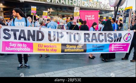 Manifestation contre les « ATTAQUES ACIDES » à l'extérieur de la gare de Stratford dans l'est de Londres. Les manifestants tiennent une bannière « Tand Up to Racism » Banque D'Images