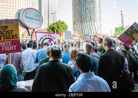 Manifestation contre les « ATTAQUES ACIDES » à l'extérieur de la gare de Stratford dans l'est de Londres. Les manifestants tiennent une bannière « Tand Up to Racism » Banque D'Images